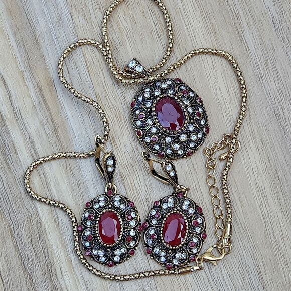 🔹️NIB Wine Red & Rhinestone Earring & Necklace Set - Picture 10 of 12